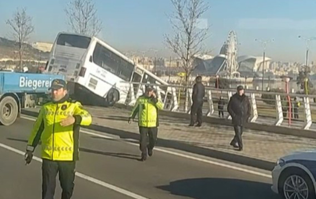 Sürücüsü olmayan avtobus yoldan çıxıb bulvara girdi - VİDEO - YENİLƏNİB